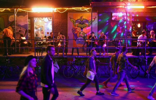 Khám phá nhịp sống sôi động ban đêm ở "thành phố tiệc tùng" Berlin - 1 RAW, khu vực sửa chữa tàu cũ ở phía đông Berlin, đã lột xác hoàn toàn. Đến nay, nơi này là tụ điểm của các câu lạc bộ, quán bar hay khu vườn bia.
