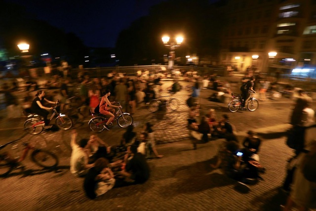 Khám phá nhịp sống sôi động ban đêm ở "thành phố tiệc tùng" Berlin - 7 Cây cầu Admirals Brücke luôn đông nghịt người dân địa phương và du khách tới thưởng lãm vẻ đẹp hoàng hôn trong bầu không khí ấm áp dễ chịu. Vào những tháng hè, nơi này cũng thường xuyên tiếp đón các nghệ sỹ đường phố.