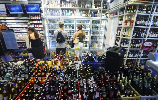 Khám phá nhịp sống sôi động ban đêm ở "thành phố tiệc tùng" Berlin - 8 Khách du lịch dừng dân tới mua ở “spaeties” – một dạng cửa hàng tiện lợi về đêm. Tại đây, giá rượu rẻ hơn so với giá bán ở các câu lạc bộ.