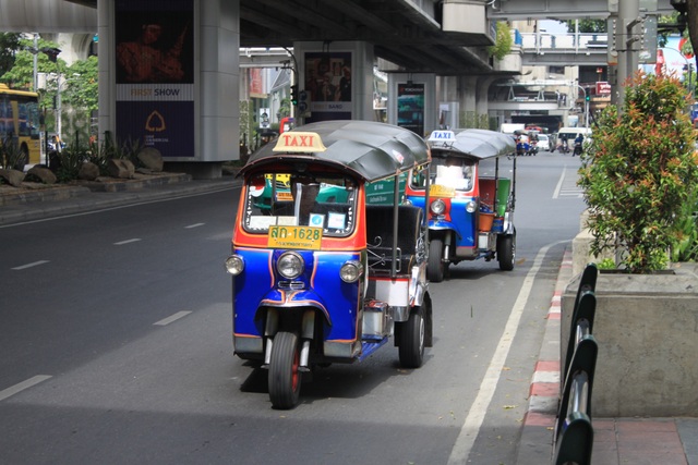 Chia sẻ kinh nghiệm du lịch với những người lần đầu đi Bangkok, Thái Lan - 9 Các tài xế lái tuk tuk thường nói giá thách nên trước khi lên xe, bạn cần trả giá