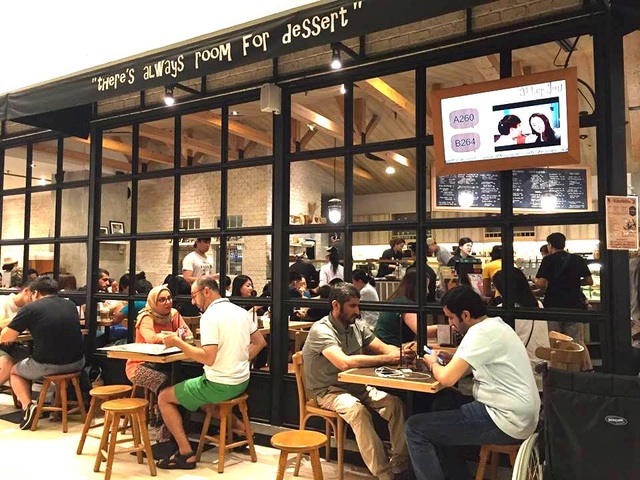 Chia sẻ kinh nghiệm du lịch với những người lần đầu đi Bangkok, Thái Lan - 4 Trong các trung tâm thương mại đều có nhiều món ăn phù hợp với từng quốc gia và khu vực, với mức giá hợp lý, không đắt hơn nhiều so với bên ngoài