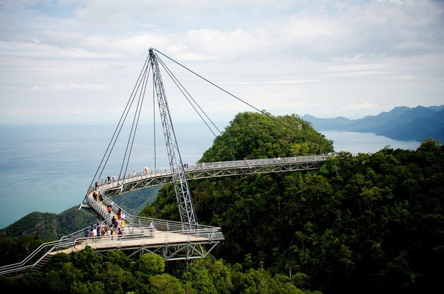 Du hí ở "xứ sở đại bàng" Langkawi và những trải nghiệm không thể quên - 1 Cầu treo Langkawi là một trong những công trình kỳ lạ trên thế giới. Ảnh Internet