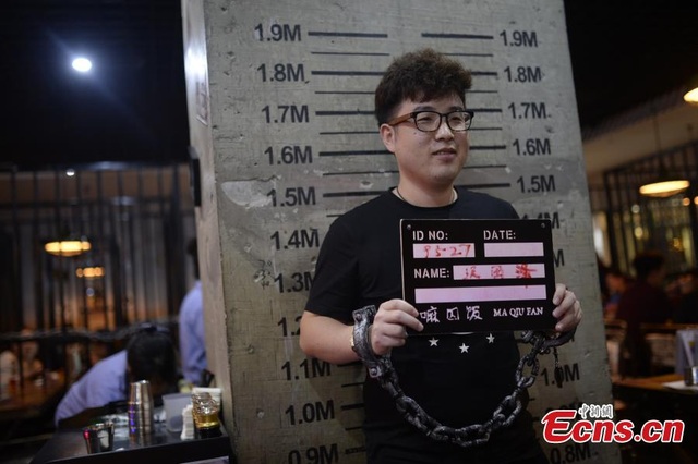 Nơi thực khách bỏ tiền để được phục vụ như... tù nhân - 1 Thực khách sẽ chụp hình trước khi bước vào quán