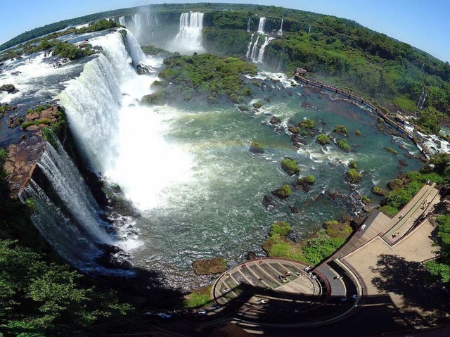 Những đường biên giới "thân thiện" và đặc biệt nhất thế giới - 1 Ngọn thác Iguazu nổi tiếng là nơi ranh giới đánh dấu sự phân tách giữa tỉnh Paraná của Brazil và tỉnh Misiones của Argentina.