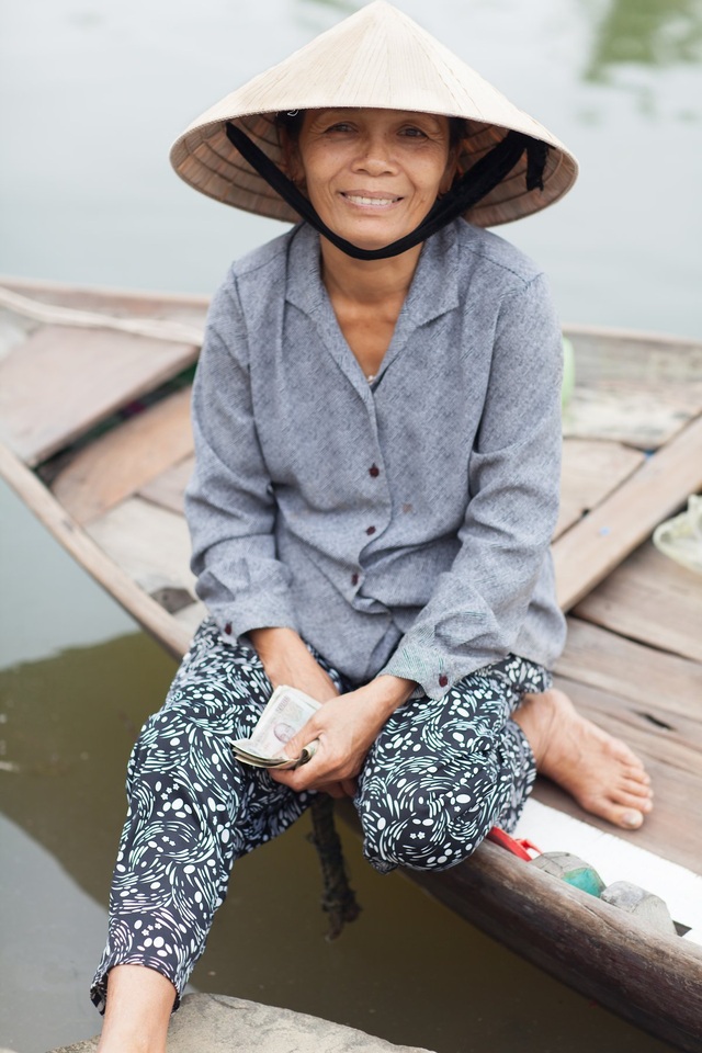 Nét đẹp bình dị mà cuốn hút của phụ nữ khắp nơi trên thế giới - 1 Hình ảnh đời thường giản dị của một phụ nữ người Việt Nam