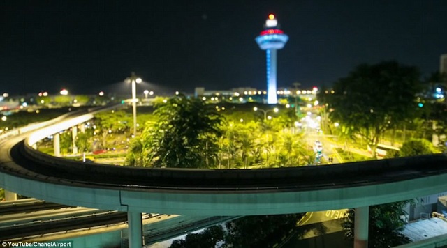 Vì sao sân bay Changi Singapore luôn được bình chọn tốt nhất thế giới? - 10 Changi dưới ánh hoàng hôn với hàng loạt các loại đèn chiếu sáng lấp lánh.