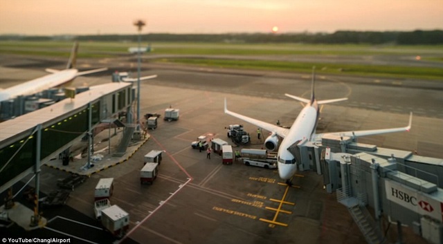 Vì sao sân bay Changi Singapore luôn được bình chọn tốt nhất thế giới? - 9 Đây là sân bay bận rộn thứ 6 thế giới. Trung bình mỗi máy bay cất và hạ cánh 90 giây.