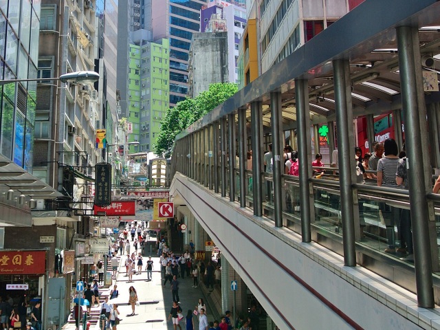 Độc đáo thang cuốn ngoài trời dài nhất thế giới ở Hong Kong - 1 Thang cuốn ngoài trời được coi là giải pháp chống tắc đường với một nơi địa hình như Hong Kong