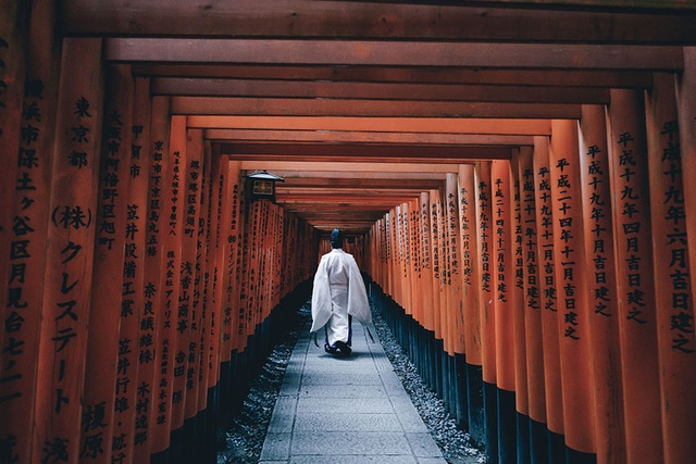 Nét cổ kính xen giữa cuộc sống hiện đại ở Nhật Bản - 6 Ngôi đền linh thiêng Fushimi Inari Taisha nằm trên núi Inari, thờ phụng nữ thần gạo và thịnh vượng. Đền nổi tiếng với hàng ngàn chiếc cổng màu đỏ bao quanh những con đường mòn xinh đẹp.