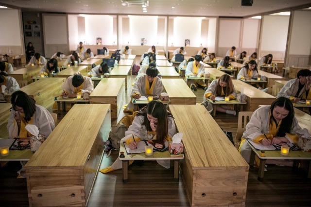 Giới trẻ Hàn Quốc rủ nhau... "thử chết" - 2 Giới trẻ Hàn Quốc rủ nhau... "thử chết" - 2