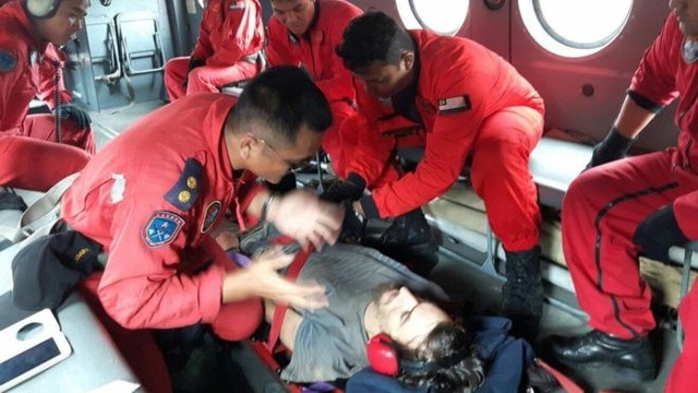 Du khách lạc trong rừng sâu bị đỉa bám đầy người, phải ăn dương xỉ để sinh tồn - 2 Anh được đội cứu hộ tìm thấy trong tình trạng suy nhược cơ thể trầm trọng