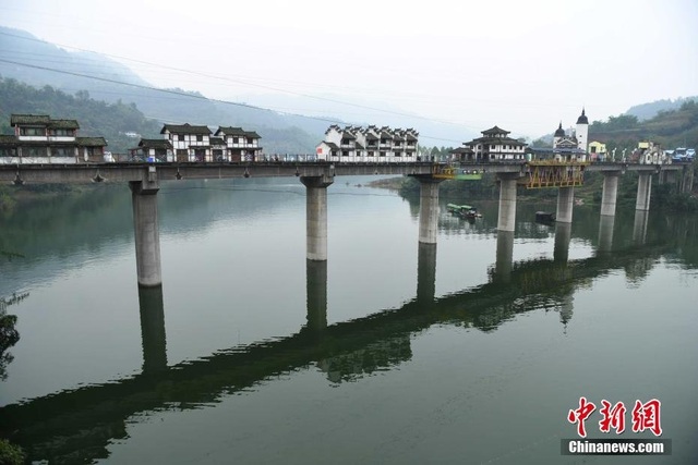 Cây cầu kỳ lạ với nhà cửa xây nối tiếp nhau bên trên - 4 Những dãy nhà trên cầu chia thành hai lối kiến trúc riêng biệt