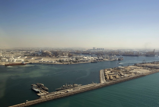 Khoảnh khắc hoành tráng đẹp khó tin của Dubai nhìn từ trên cao - 8 Dubai Marina nơi có Jebel Ali Port – cảng nhân tạo lớn nhất thế giới.