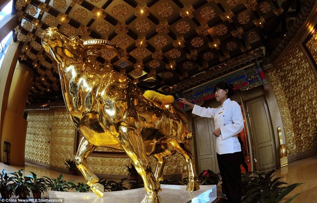 Đến ngôi làng mỗi gia đình đều được cấp... biệt thự và xe hơi - 7 Tượng trâu bằng vàng khối đặt trên tầng 60 của khách sạn