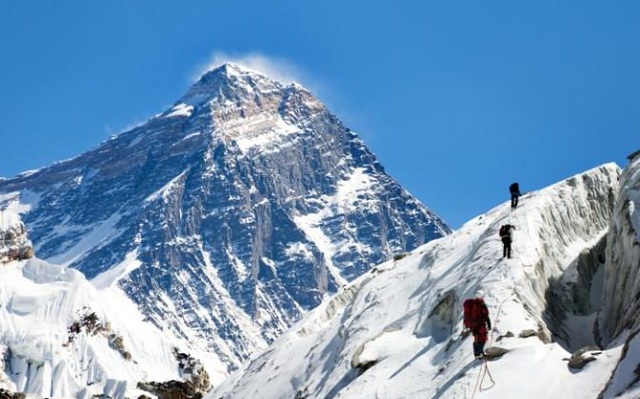 Trung Quốc đầu tư 14,7 triệu USD xây dựng khu du lịch gần đỉnh Everest - 2 Với kế hoạch này, Trung Quốc hi vọng sẽ thu hút lượng khách đổ về Tây Tạng, giúp tăng trưởng kinh tế khu vực này