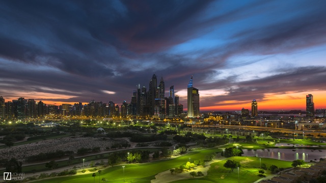 Những tòa nhà chọc trời “vượt mây” sừng sững giữa sa mạc - 3 Dubai hiện lên vẻ hoàng tráng và tráng lệ dưới ánh hoàng hôn.
