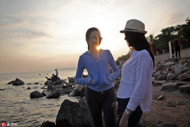 Nụ cười rạng rỡ của nữ tiếp viên hàng không đẹp nhất thế giới - 10 Giây phút nghỉ ngơi của Lưu bên một nữ đồng nghiệp