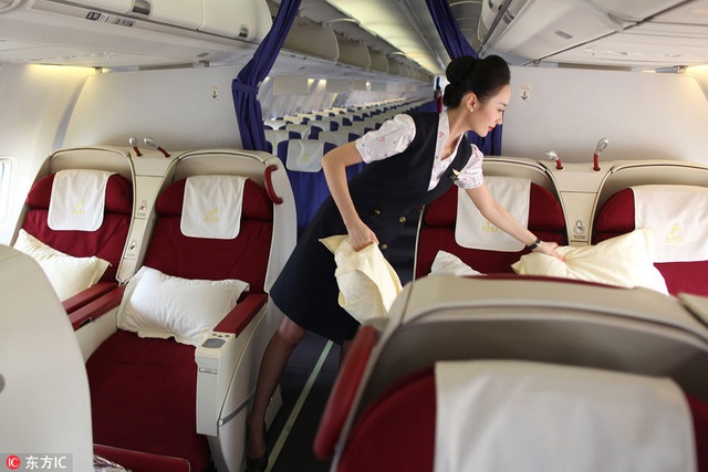 Nụ cười rạng rỡ của nữ tiếp viên hàng không đẹp nhất thế giới - 7 Lưu dọn dẹp trong khoang thương gia