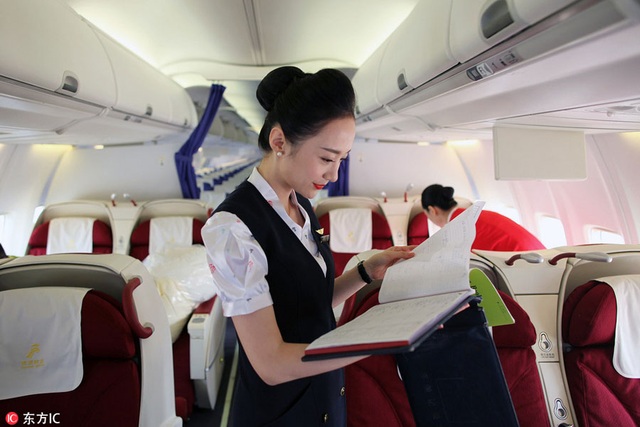 Nụ cười rạng rỡ của nữ tiếp viên hàng không đẹp nhất thế giới - 8 Kiểm tra lại những ghi chép trong chuyến bay