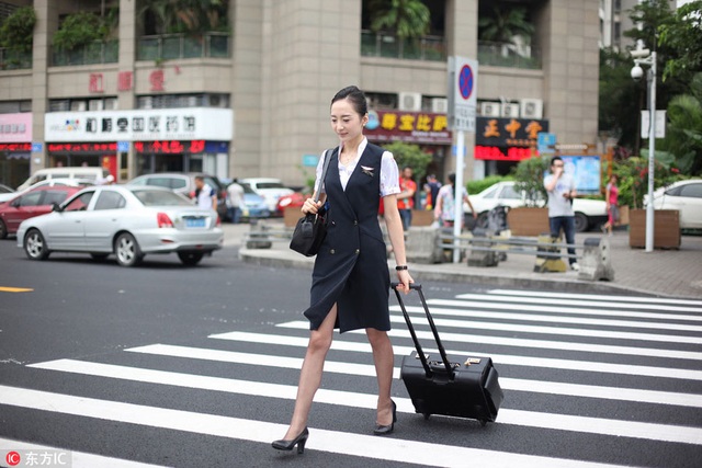 Nụ cười rạng rỡ của nữ tiếp viên hàng không đẹp nhất thế giới - 9 Lưu kéo hành lý băng qua đường phía bên ngoài sân bay quốc tế Bảo An của thành phố Thâm Quyến