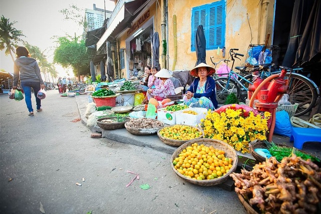 Báo Mỹ: Việt Nam trong top 30 điểm đến giá rẻ 2017 - 1 Một góc chợ ở phố phường Hà Nội