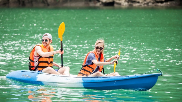 Báo Mỹ: Việt Nam trong top 30 điểm đến giá rẻ 2017 - 2 Chèo thuyền kayak trên vịnh Hạ Long là một trong những hoạt động được khách Tây ưa thích