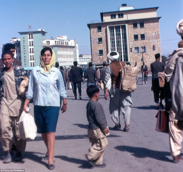 Hình ảnh thanh bình hiếm có của Afghanistan khi chưa xảy ra chiến tranh - 1 Nhiếp ảnh gia quay lại Afghanistan vào năm 1974 cùng vợ con và bạn bè. Trong hình là cảnh tác giả chụp tại thủ đô Kabul. Có thể thấy một người phụ nữ trong trang phục phương tây đi dọc theo tuyến phố.