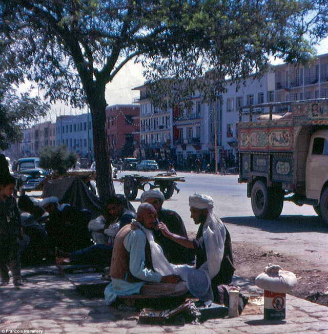Hình ảnh thanh bình hiếm có của Afghanistan khi chưa xảy ra chiến tranh - 12 Khung cảnh sầm uất trên phố.