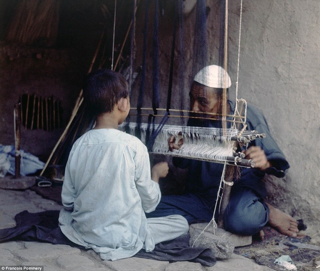 Hình ảnh thanh bình hiếm có của Afghanistan khi chưa xảy ra chiến tranh - 3 Giữ gìn nghề truyền thống từ thế hệ này qua thế hệ khác. Trong hình là cảnh một người đàn ông đang hướng dẫn cậu bé cách dùng khung cửi.