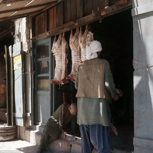 Hình ảnh thanh bình hiếm có của Afghanistan khi chưa xảy ra chiến tranh - 7 Một cửa hàng bán thịt ở Herat.