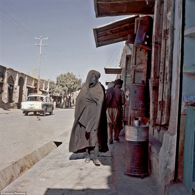 Hình ảnh thanh bình hiếm có của Afghanistan khi chưa xảy ra chiến tranh - 11 Một người phụ nữ trùm kín trang phục đen đi trên đường ở Heart. Ảnh chụp năm 1974.