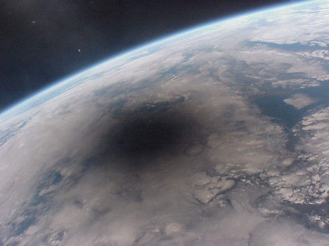Khoảnh khắc nhật thực khi ghi hình từ trạm không gian với bóng mặt trăng bao trùm một phần trái đất.