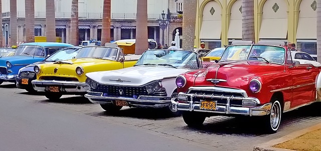 Đường phố Cuba - "bộ sưu tập" khổng lồ những cỗ xe cổ - 1 Xe hơi cổ trên đường phố Cuba