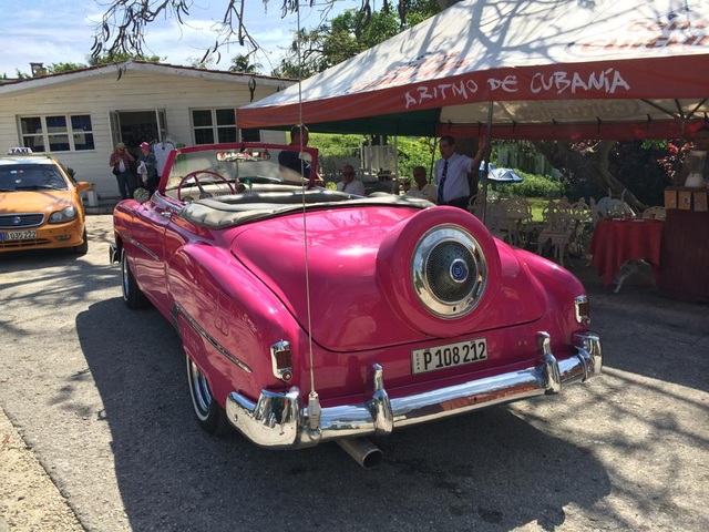 Đường phố Cuba - "bộ sưu tập" khổng lồ những cỗ xe cổ - 6 Một cỗ xe với màu sắc sặc sỡ