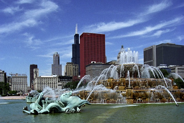Lượng tiền xu du khách ném xuống đài phun nước được xử lý thế nào? - 5 Đài phun Buckingham ở Chicago rất nổi tiếng nhưng chỉ nhận được vỏn vẹn khoảng 200 USD tiền xu mỗi năm