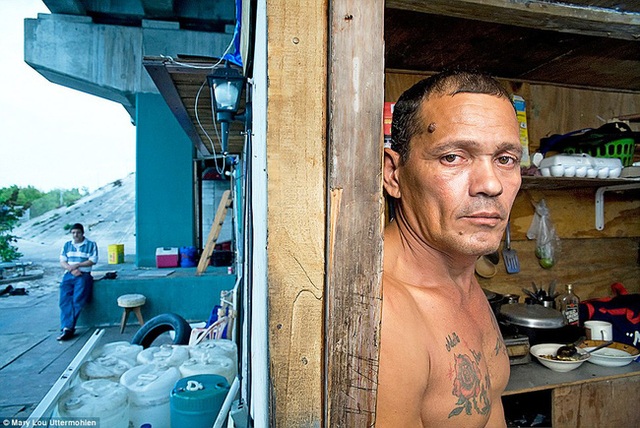 Eddy sống trong khu nhà ổ chuột dành cho tù nhân từng phạm tội ở Miami. Căn nhà gỗ nhỏ có 3 phòng và 1 WC.