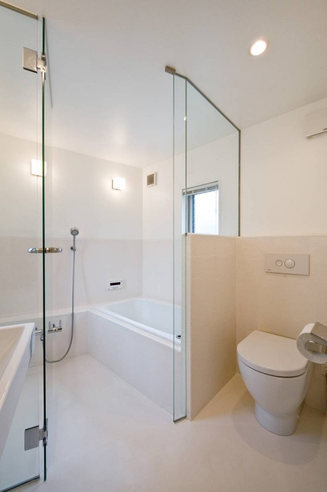 Căn nhà có thiết kế độc đáo làm ngỡ ngàng khách đến thăm - 8 Nhà vệ sinh cùng phòng tắm với tông màu trắng chủ đạo