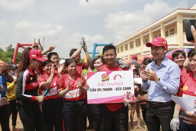 Khởi công xây cầu thép dây văng ở Phương Bình, Phụng Hiệp Hậu Giang - 3 Ông Nguyễn Văn Tùng, đại diện Tập đoàn Tân Hiệp Phát trao tặng cầu thép dây văng Dr Thanh – Xẻo Sành cho bà con người dân Phương Bình.