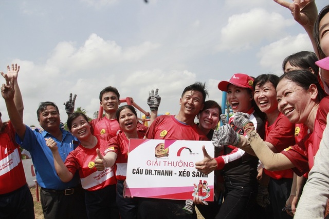 Khởi công xây cầu thép dây văng ở Phương Bình, Phụng Hiệp Hậu Giang - 4 Niềm vui của bà con người dân khi nhận được cây cầu thép dây văng trị giá khoảng 700 triệu đồng vốn chỉ là niềm mơ ước suốt bao năm qua.