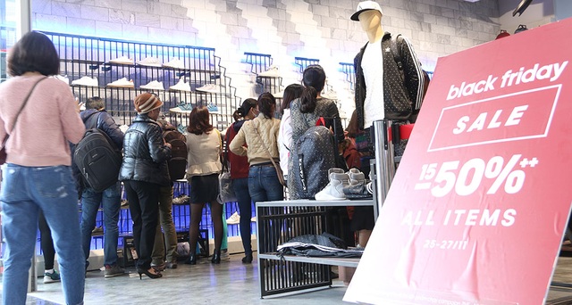 Hà Nội: Chen chân đi mua hàng giảm giá trong ngày Black Friday - 8
Tại một trung tâm thương mại lớn ở Hà Nội, hầu hết các shop quần áo trong trung tâm cũng treo biển giảm giá tới 50%. Tuy nhiên, tại các trung tâm này thì số lượng khách hàng không đông như ở các cửa hàng mặt phố.