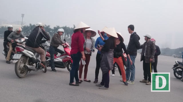 Phe vé "lộng hành" ở Mỹ Đình trước trận bán kết lượt về AFF Cup - 3 Nhiều phe vé tranh giành khách, mua đi bán lại tiền nong không sòng phẳng dẫn đến mâu thuẫn, cãi nhau.