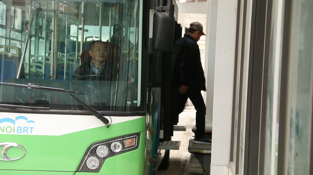 Tài xế buýt nhanh BRT luyện bài lái khó vào nhà chờ Kim Mã - 7
Trong những ngày đào tạo lái xe buýt nhanh BRT, lần lượt tất cả các tài xế đều phải trải qua các bài luyện điều khiển. Việc lái xe vào nhà chờ cũng không hề đơn giản khi xe cồng kềnh và phải qua những khúc cua hẹp. Việc điều khiển xe khớp nối với cầu đón khách cũng đòi hỏi tài xế xử lý chính xác, khá phức tạp.