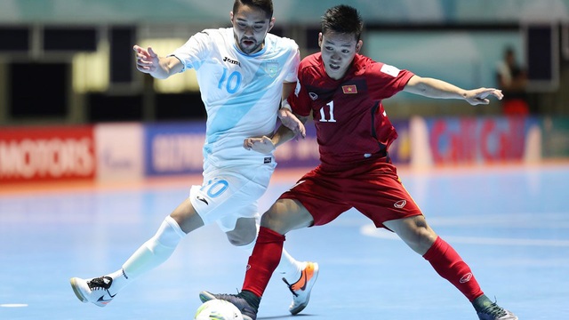 Tuyển futsal Italia dự World Cup 2016 với 10 cầu thủ từng sang Việt Nam - 3 Phía đội tuyển futsal Việt Nam, Văn Vũ (11) cũng có mặt trong trận đấu 4 năm về trước