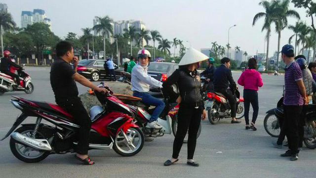 Chuyện chiếc vé quanh sân Mỹ Đình lên báo Indonesia - 1 Hình ảnh một góc dân phe chào mới bán vé trước sân Mỹ Đình trên báo Indonesia