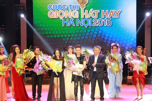 Thu Thủy giành giải nhất Giọng hát hay Hà Nội 2016 - 4 Ông Tô Văn Động, Giám đốc Sở Văn hóa, Thể thao Hà Nội trao giải nhì cho Đỗ Mỹ Linh (SBD 303) và Trần Ngọc Lâm (SBD 172).