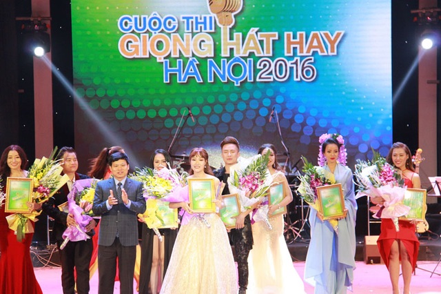 Thu Thủy giành giải nhất Giọng hát hay Hà Nội 2016 - 2 Phó Chủ tịch UBND TP Hà Nội, ông Ngô Văn Quý trao giải nhất cho thí sinh Nguyễn Thị Thu Thủy.
