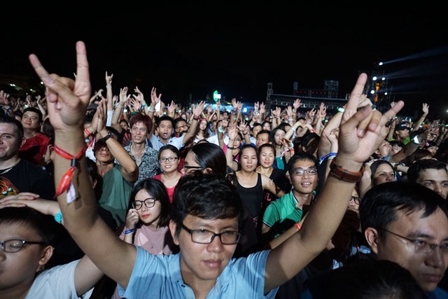 Giấc mơ về màn biểu diễn của huyền thoại rock đã thành hiện thực… - 13 Với gần hai giờ trình diễn của Scorpions, khán giả được “bù đắp” xứng đáng khoảng 20 ca khúc tuyệt hay. Scorpions kết thúc bằng hai ca khúc thành công và kinh điển nhất Still loving you và Rock you like a hurricane. Có thể nói màn trình diễn của ban nhạc rock huyền thoại là bữa tiệc thịnh soạn nhất tại Lễ hội âm nhạc quốc tế Gió mùa lần này. Hàng nghìn khán giả cảm thấy thỏa mãn, và không ngừng cổ vũ, nhún nhẩy cổ vũ cho ban nhạc rock huyền thoại.