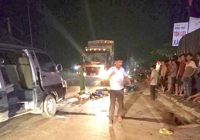 Xe máy kẹp 3 đối đầu xe khách, 3 thanh niên cùng chết thảm - 2
Hiện trường vụ tai nạn khiến 3 thanh niên chết thảm.