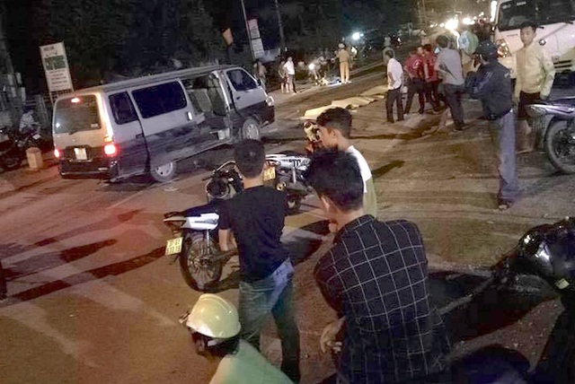 Xe máy kẹp 3 đối đầu xe khách, 3 thanh niên cùng chết thảm - 5
Người dân bàng hoàng sau vụ tai nạn thảm khốc.