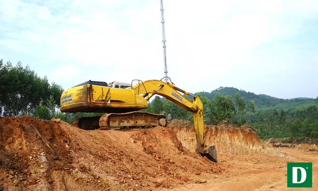 Nghệ An: “Loạn” khai thác đất trái phép - 5 Máy múc đào đất sát cạnh cột PTS.